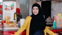 Pemilik nama asli Wynne Frederica ini sehari-hari memang dikenal ramah dan sederhana. Ia banyak menghabiskan momen santai di rumah sambil kulineran.  Foto: instagram @chafrederica
