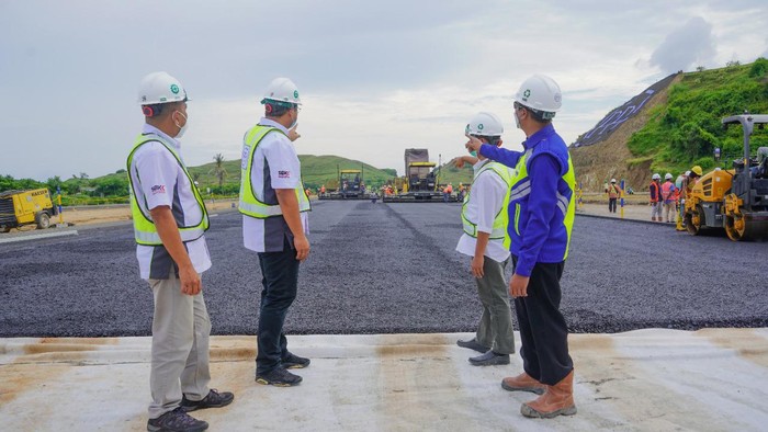 Indonesia Tourism Development Corporation (ITDC) memulai pengaspalan pertama lintasan Jalan Kawasan Khusus (JKK) The Mandalika.