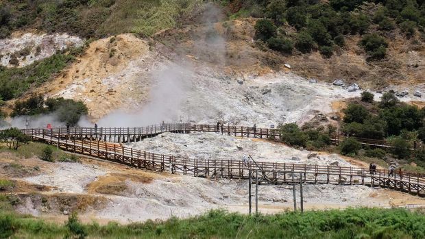 Wisatawan mengunjungi Kawah Sikidang di kawasan dataran tinggi Dieng Desa Dieng Kulon, Batur, Banjarnegara, Jawa Tengah, Sabtu (27/2/2021). Menurut pengelola tempat wisata kawasan Dieng, sejak penerapan Pemberlakuan Pembatasan Kegiatan Masyarakat (PPKM) jumlah kunjungan wisatawan menurun hingga 70 persen dibandingkan sebelumnya. ANTARA FOTO/Anis Efizudin/rwa.