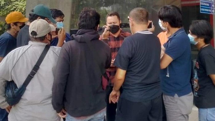 KNPI Bicara Soal Pelaporan Prokes Presiden Waketum DPP KNPI Lisman Hasibuan, menjawab pertanyaan wartawan terkait pelaporan terhadap Presiden Joko Widodo oleh Koalisi Masyarakat Anti Ketidakadilan ke Bareskrim Mabes Polri, Jakarta. Lisman menyayangkan pelaporan terkait pelanggaran protokol kesehatan berupa terciptanya kerumunan massa dimasa pandemi covid-19 yang terjadi saat kunjungannya ke Maumere Nusa Tenggara Timur (NTT). Ia memandang upaya pemidanaan terhadap RI-1 secara tidak langsung dapat dikatakan sebuah upaya kudeta dan diduga ada elite politik yang menungangi.