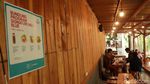 Foto Tempat Ngopi Adem di Bandung, Mejanya di Bawah Pohon Pinus
