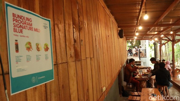 Letaknya bersebelahan dengan Taman Hutan Raya (Tahura) Ir Djuanda. Karena masih dalam situasi pandemi COVID-19, para pengunjung Kopi Tahura wajib menjaga protokol kesehatan yang ketat. (Wisma Putra/detikTravel) Letaknya bersebelahan dengan Taman Hutan Raya (Tahura) Ir Djuanda. Karena masih dalam situasi pandemi COVID-19, para pengunjung Kopi Tahura wajib menjaga protokol kesehatan yang ketat. (Wisma Putra/detikTravel)