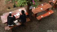 Kalian juga bisa duduk lesehan, dengan lanskap pemandangan hutan pinus. Biasanya, tempat duduk ini kerap digunakan pengunjung yang datang sambil bekerja, membawa laptop dan menyelesaikan pekerjaannya dengan suasana lebih nyaman. (Wisma Putra/detikTravel)