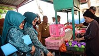 Sebelum pandemi COVID-19, Lies F Nurdin juga pernah berkunjung ke sekolah. Ia menyidak langsung bagaimana kebersihan kantin sekolah dan toilet di sana. Foto: Instagram @lies_nurdin