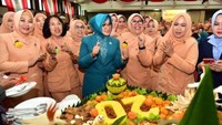 Bersama rekannya, Lies sempat merayakan hari jadi Dharma Wanita Persatuan (DWP) Sulawesi Selatan yang ke-20 tahun pada Januari 2020 lalu. Saat itu mereka menikmati tumpeng berukuran jumbo. Foto: Instagram @lies_nurdin