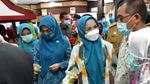 Ini Lies F Nurdin, Istri Gubernur Nurdin Abdullah Saat Makan Tumpeng dan Tinjau UMKM