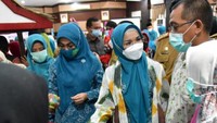 Pemilik dari Rumah Cantik Kenanga Muslimah ini juga pernah meninjau para pengrajin garam. Foto: Instagram @lies_nurdin