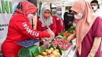 Lies sering membagikan aktivitasnya selama menjabat sebagai Ketua TP PKK Prov Sulawesi Selatan di akun Instagram pribadinya @lies_nurdin. Seperti momennya saat meninjau langsung Pasar Tani. Foto: Instagram @lies_nurdin