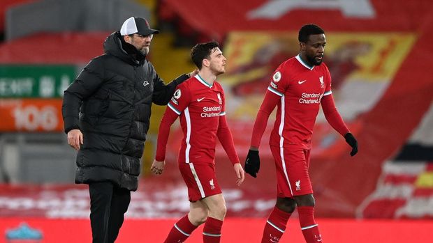 Liverpool FC LIVERPOOL, ENGLAND - FEBRUARY 20: Jurgen Klopp, Manager of Liverpool consoles Andrew Robertson, and Divock Origi of Liverpool following their team's defeat in the Premier League match between Liverpool and Everton at Anfield on February 20, 2021 in Liverpool, England. Sporting stadiums around the UK remain under strict restrictions due to the Coronavirus Pandemic as Government social distancing laws prohibit fans inside venues resulting in games being played behind closed doors. (Photo by Laurence Griffiths/Getty Images)