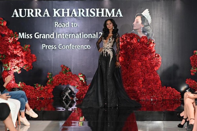 “Nantinya Aurra akan menggunakan busana Evening Dress di malam final yang dirancang oleh  Wiki Wu dengan tema Aurora Dress, ungkap Ivan Gunawan selaku Direktur Yayasan Dunia Mega Bintang dan National Director Miss Grand Indonesia 2020 dalam siaran persnya.   (Foto: Dok. Ivan Gunawan)