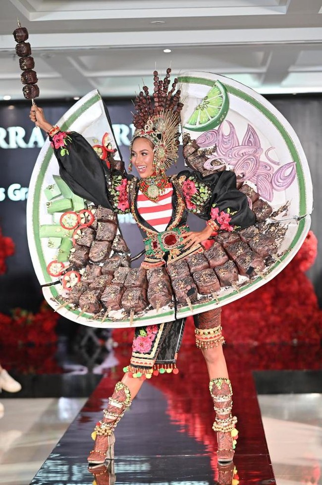 “Kostum ini sangat mewakili Indonesia. Karena kostum ini  bisa bercerita tentang bagaimana tersohornya sate ayam. Dan Sate Ayam Madura mudah diterima dimana saja karena rasanya yang enak”, ungkap Ivan. (Foto: Dok. Ivan Gunawan)