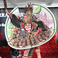 “Kostum ini sangat mewakili Indonesia. Karena kostum ini  bisa bercerita tentang bagaimana tersohornya sate ayam. Dan Sate Ayam Madura mudah diterima dimana saja karena rasanya yang enak”, ungkap Ivan. (Foto: Dok. Ivan Gunawan)