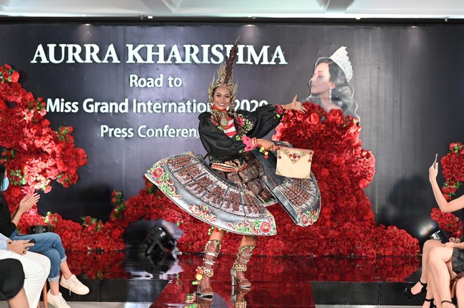 Aurra juga akan membawa berbagai macam busana untuk keperluan karantina dari designer Indonesia lainnya. Dan yang istimewa, Aurra akan menggunakan national costume yang dirancang oleh Jember Fashion Carnival dengan Tema The Edacious of Chicken Satay, tambah Ivan. Adapun kostum Nasional tersebut hadir dengan ornamen heboh yang berbentuk potongan daging yang ditusuk di atas piring dengan acar sebagai pendamping. (Foto: Dok. Ivan Gunawan)