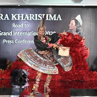 Aurra juga akan membawa berbagai macam busana untuk keperluan karantina dari designer Indonesia lainnya. Dan yang istimewa, Aurra akan menggunakan national costume yang dirancang oleh Jember Fashion Carnival dengan Tema The Edacious of Chicken Satay, tambah Ivan. Adapun kostum Nasional tersebut hadir dengan ornamen heboh yang berbentuk potongan daging yang ditusuk di atas piring dengan acar sebagai pendamping. (Foto: Dok. Ivan Gunawan)