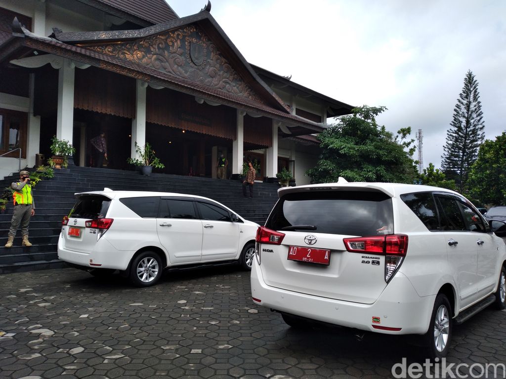 Mobil dinas Gibran Rakabuming Raka Innova putih, Solo, Sabtu (27/2/2021).