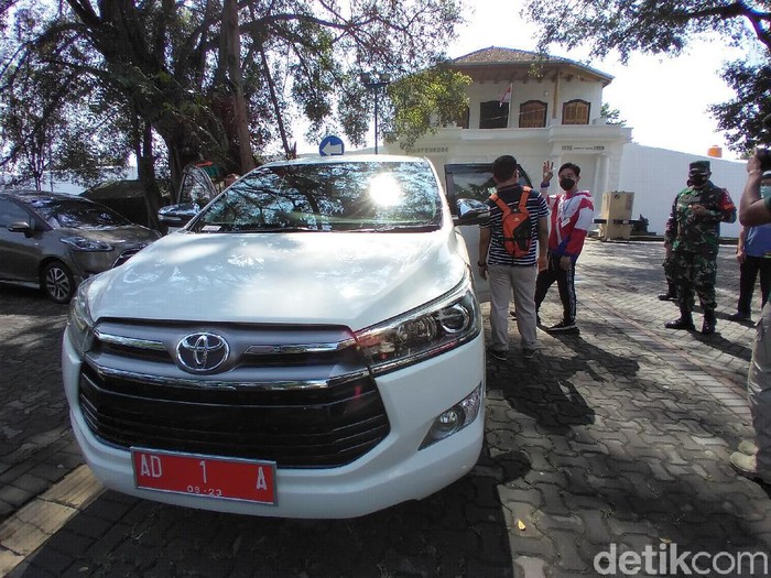 Mobil dinas Gibran Rakabuming Raka Innova putih, Solo, Sabtu (27/2/2021).