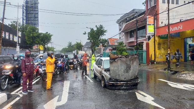 mobil terbakar