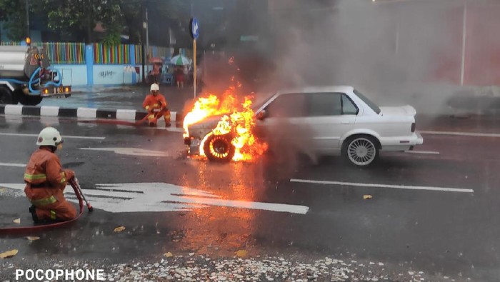 mobil terbakar