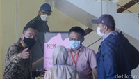 Juru Bicara (Jubir) Nurdin Abdullah, Veronica Moniaga membantah Nurdin kena OTT oleh KPK. Vero menyebut Nurdin dijemput tim KPK saat sedang beristirahat di Rumah Jabatan.