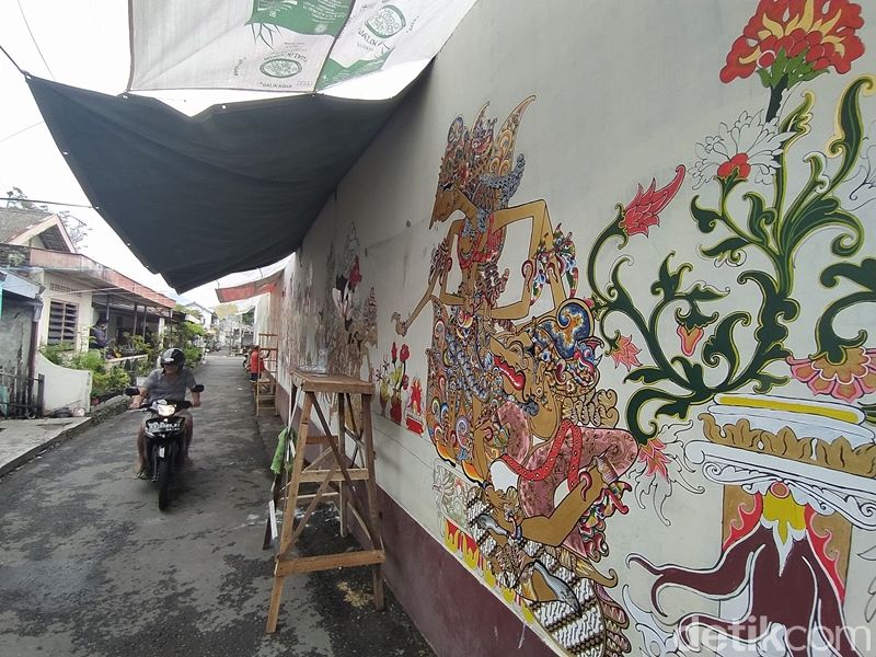 Proses membuat lukisan mural wayang di Kampung Karangwatu, Desa Pucungrejo, Kecamatan Muntilan, Kabupaten Magelang.