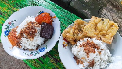 Sedapnye! Nasi Uduk Klasik Pakai Lauk Semur dan  Tempe Goreng