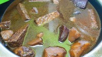 Semur yang disajikan terdiri dari tempe, tahu, kentang, dan telur. Warnanya cokelat pekat dengan cita rasa manis gurih. Foto: detikFood/Yenny Mustika Sari