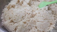 Walaupun bisa dikatakan tersembunyi, setiap harinya Nasi Uduk Mpok Farida bisa menghabiskan hingga 30 liter beras. Nasi uduknya wangi dengan rasa gurih yang pas di lidah. Foto: detikFood/Yenny Mustika Sari