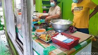 Namanya Nasi Uduk Mpok Farida yang eksis sejak tahun 1990-an. Hanya mengandalkan warung kecil di depan pekarangan rumahnya, Nasi Uduk Mpok Farida sudah bertahan 3 generasi. Foto: detikFood/Yenny Mustika Sari