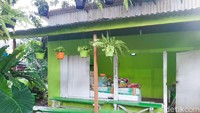 Zaman sekarang penjual nasi uduk yang klasik sudah jarang ditemui. Tapi, di Jakarta Selatan masih ada tempat nasi uduk Betawi klasik yang jualnya di pekarangan rumah. Foto: detikFood/Yenny Mustika Sari