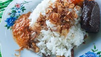 Penasaran dengan gurihnya nasi uduk di sini? Bisa kunjungi warung nya di Jalan Ulujami, Pesanggrahan, Jakarta Selatan. Bukanya setiap pagi hari mulai pukul 06.00-10.00 WIB. Foto: detikFood/Yenny Mustika Sari