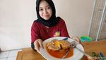 Sedapnya Bakso Lava Isi Keju Leleh dengan Guyuran Sambal