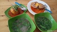 Bakso lava disajikan dengan kuah pendamping. Di dalam kuahnya ada isian bihun dan sayuran sawi. Foto: Charolin Pebrianti/detikcom