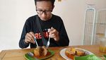 Sedapnya Bakso Lava Isi Keju Leleh dengan Guyuran Sambal