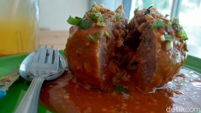 Sedapnya Bakso Lava Isi Keju Leleh dengan Guyuran Sambal