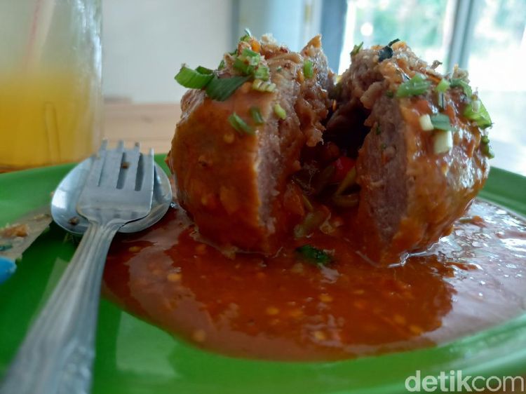 Sedapnya Bakso Lava Isi Keju Leleh dengan Guyuran Sambal