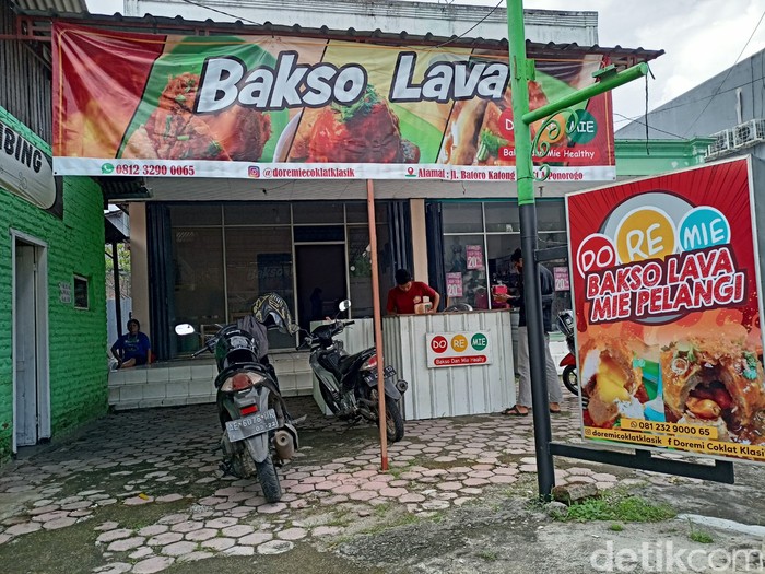 Sedapnya Bakso Lava Isi Keju Leleh Dengan Guyuran Sambal