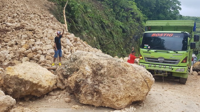 Pekerjaan Dinas PUPR Sulbar usai gempa Sulbar. (Abdy Febriady/detikcom)