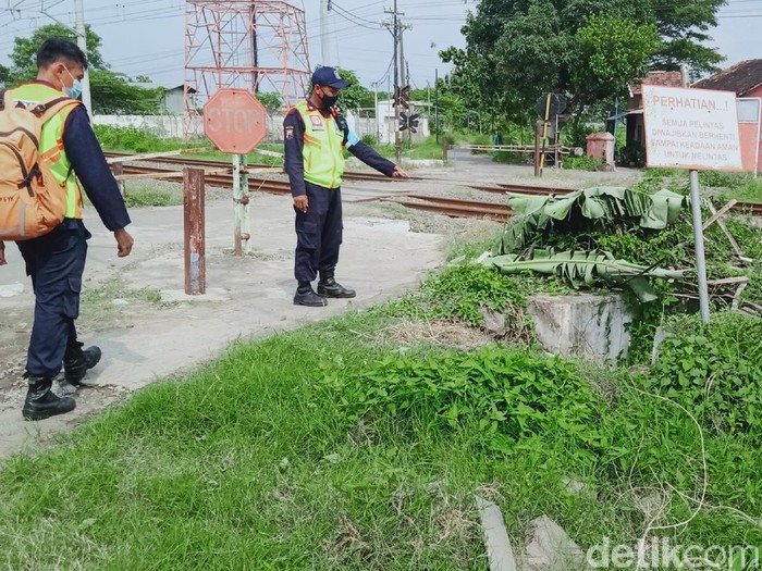 Pemotor tewas tertabrak KRL di Klaten, Sabtu (27/2/2021).
