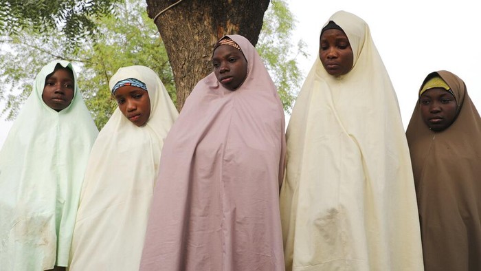 Penculikan Massal di Nigeria Sasar Ratusan Anak Perempuan Penculikan massal kembali terjadi di Nigeria. Ratusan anak perempuan dinyatakan hilang setelah terjadi penyerbuan asrama sekolah di Zamfara.