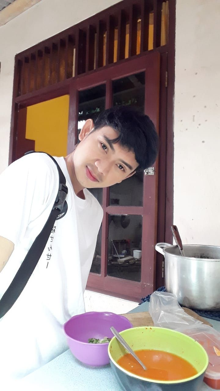 Salut! Ini Kisah Penjual Cilok Tampan yang Tak Gengsi Jualan Demi Keluarga