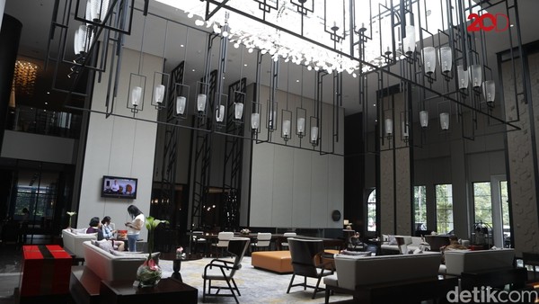 Di bagian lobi, traveler akan dibiarkan terpesona oleh desain interior modern yang menyatu manis dengan budaya lokal. (Bonauli/Mimo/detikcom) Di bagian lobi, traveler akan dibiarkan terpesona oleh desain interior modern yang menyatu manis dengan budaya lokal. (Bonauli/Mimo/detikcom)