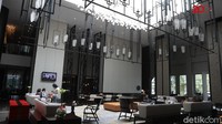 Di bagian lobi, traveler akan dibiarkan terpesona oleh desain interior modern yang menyatu manis dengan budaya lokal. (Bonauli/Mimo/detikcom)
