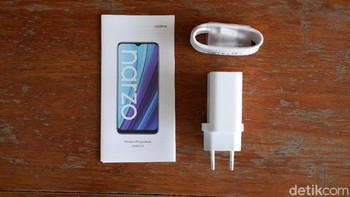 Dalam kotak kemasannya disertakan buku petunjuk, adaptor charger dan kabel data USB Type C. Foto: Adi Fida Rahman/detikINET