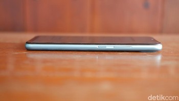 Realme membekali Narzo 30a dengan baterai 6.000 mAh dengan pengisian cepat 18W. Foto: Adi Fida Rahman/detikINET