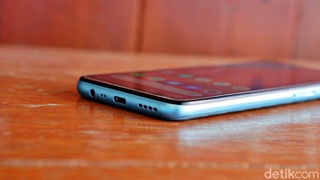 Bagian bawah ponsel ini terdapat jack audio 3,5 mm dan port USB Type C. Foto: Adi Fida Rahman/detikINET
