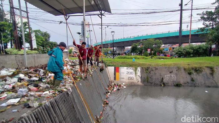 satgas kebersihan banjir