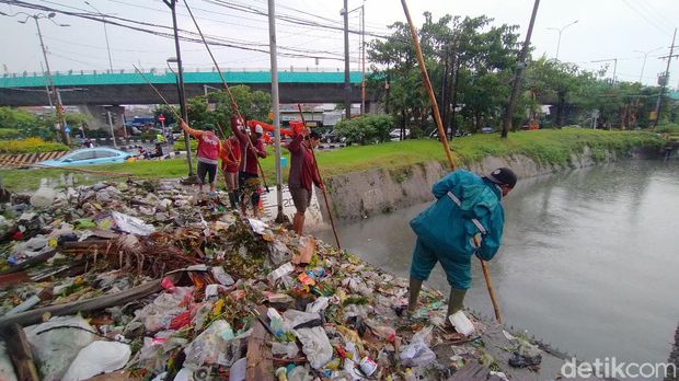 satgas kebersihan banjir