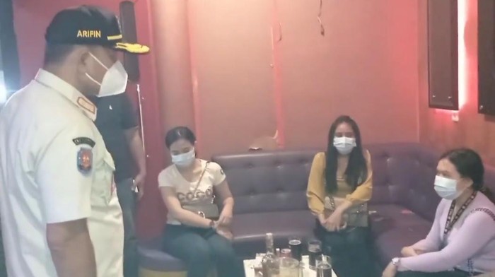 Satpol PP DKI Jakarta Tutup Dua Tempat karaoke di Jakarta Barat