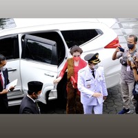 Putra pertama Presiden RI Joko Widodo Gibran Rakabuming dilantik menjadi Wali Kota Solo, Jumat (26/2/2021). Untuk momen spesial tersebut, istrinya, Selvi Ananda, menebar pesona dalam balutan kebaya. (Foto: Instagram/@pemkotsurakarta)