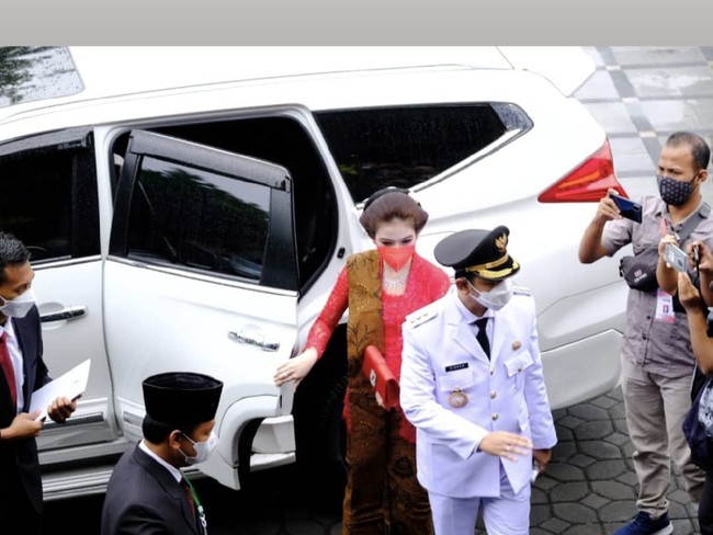 Putra pertama Presiden RI Joko Widodo Gibran Rakabuming dilantik menjadi Wali Kota Solo, Jumat (26/2/2021). Untuk momen spesial tersebut, istrinya, Selvi Ananda, menebar pesona dalam balutan kebaya. (Foto: Instagram/@pemkotsurakarta)